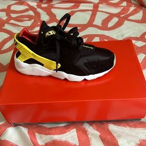 BRAND NEW NIKE HUARACHE LIMITED EDITION